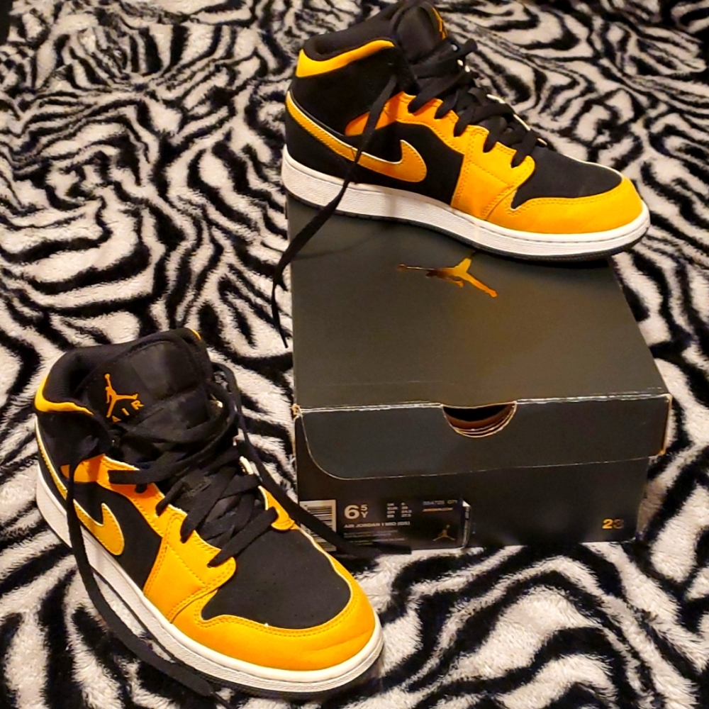 Jordan 1 MID size 6.5Y good condition